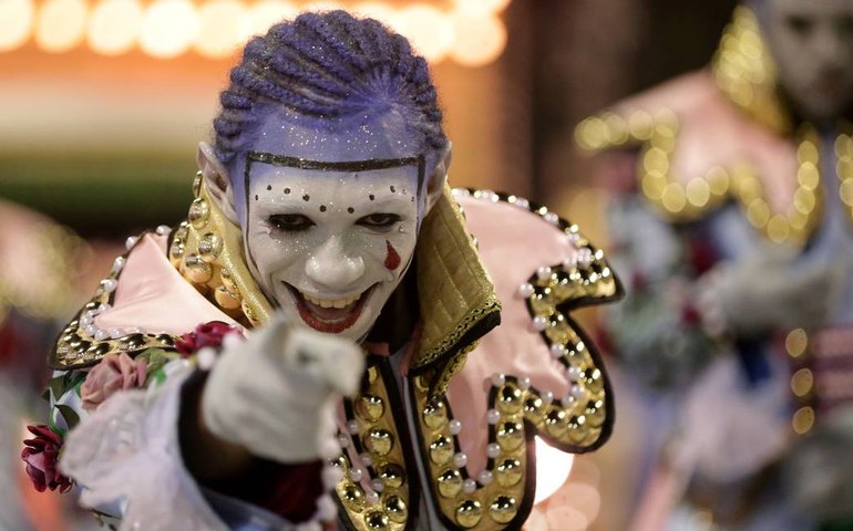 Mangueira e Portela despontam em mais uma noite de problemas na Sapucaí