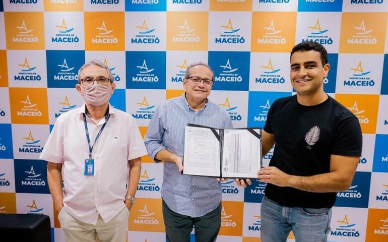 Prefeito JHC entrega alvará ao Grupo Mateus para gerar 700 empregos em Maceió