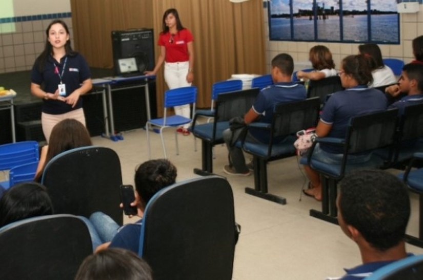 Estudantes da rede estadual participam de experimentos e palestras