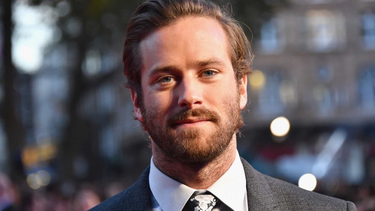 Armie Hammer é visto como vendedor após acusações de canibalismo e assédio sexual