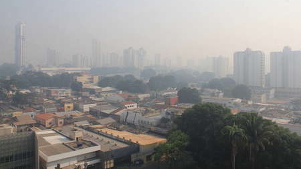 Fumaça densa de incêndios florestais encobre o céu de Cuiabá