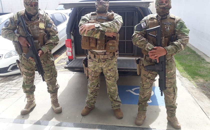Operação prende suspeito e apreende veículo, droga e armas em Maceió