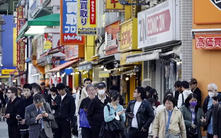 Mil anos de história, um instante de caos: cavalo escapa e fere seis em festival no Japão