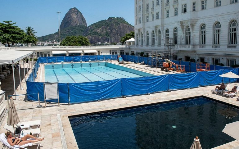 Piscina principal do Copacabana Palace fecha para obras e ‘black pool’ é liberada
