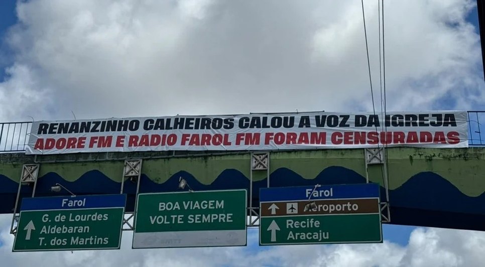 Faixas exibidas em União dos Palmares e Maceió nesta terça-feira (29) protestam contra a suspensão da programação das rádios. - Foto: Francês News