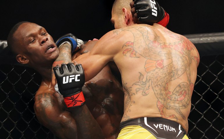 Com nocaute no último round, Poatan vence Adesanya e é campeão dos médios do UFC