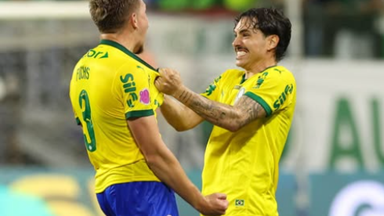 Palmeiras goleia de virada Bragantino e mantém vantagem sobre Flamengo, antes de duelo pelo Brasileirão