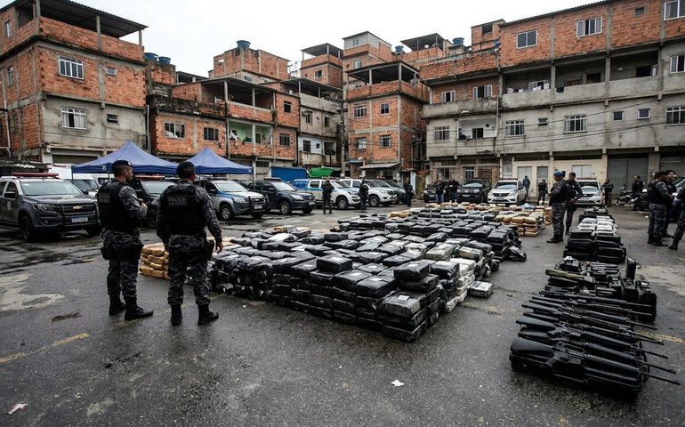 PM apreende três toneladas de drogas e cinco fuzis no Complexo da Maré, em Bonsucesso