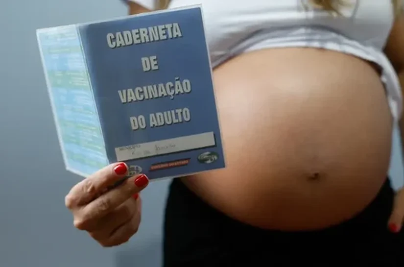 Resistência às vacinas contra gripe e covid coloca gestantes em risco