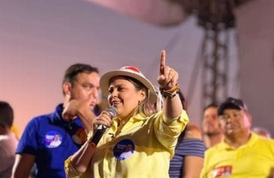 Junqueiro abraça Samyra que conta com o apoio de milhares de pessoas no lançamento da campanha para federal