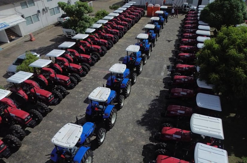 Parceria entre Prefeitura e Codevasf beneficia agricultura familiar de Traipu com três tratores