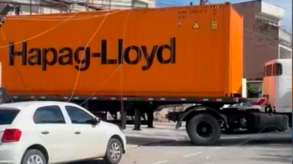 Carreta arrasta fios, derruba poste e afeta trânsito e energia no Centro de Maceió