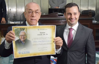 Doutor Milton Hênio é agraciado pela Assembleia Legislativa com a comenda Lêdo Ivo