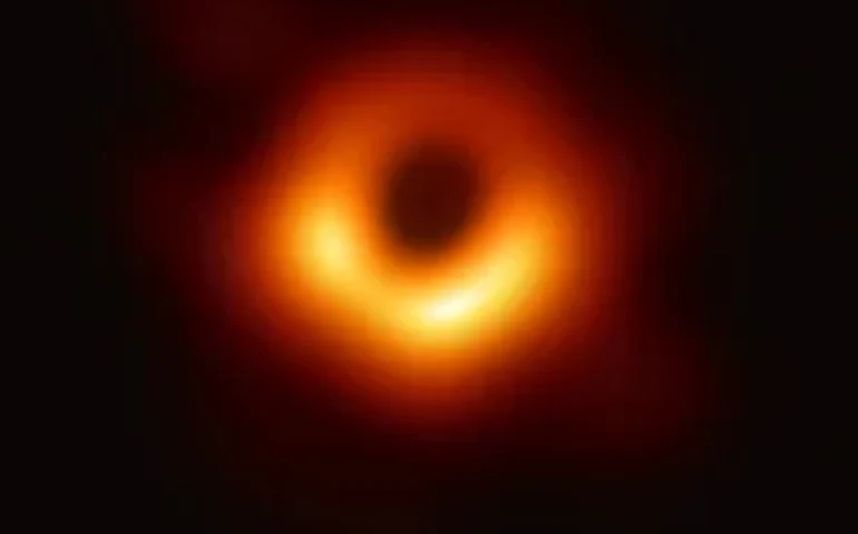 Webb detecta ponto vermelho com raios-X e reforça teoria das estrelas de buraco negro