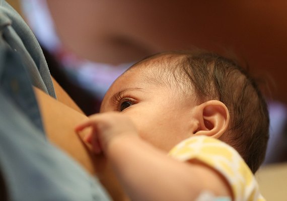 É possível continuar amamentando se o bebê tem alergia alimentar? Entenda
