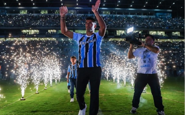 Torcida do Grêmio faz recepção de gala para Suárez: ‘Teremos coisas importantes’