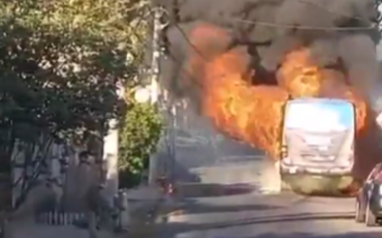 Ônibus pega fogo após possível pane mecânica na Grande BH; ninguém ficou ferido