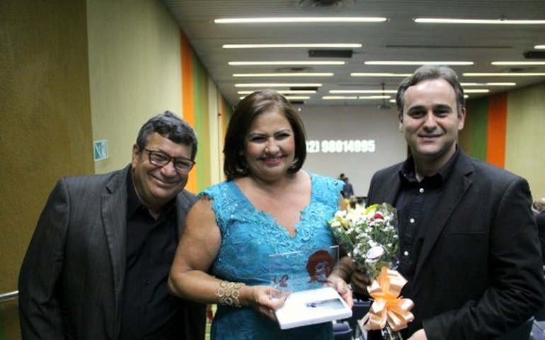 Arapiraca: Secretária Myrka Lúcio recebe Prêmio Selma Bandeira
