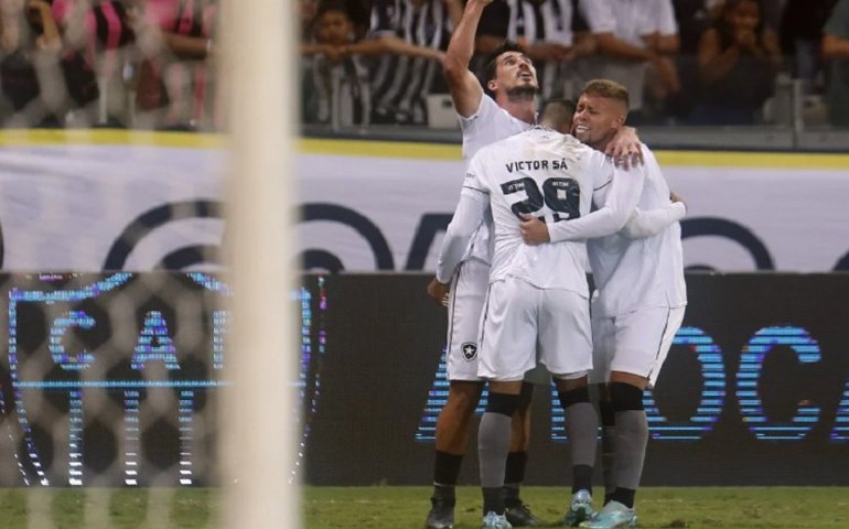 Botafogo vence o Atlético-MG e entra de vez na briga pela Libertadores