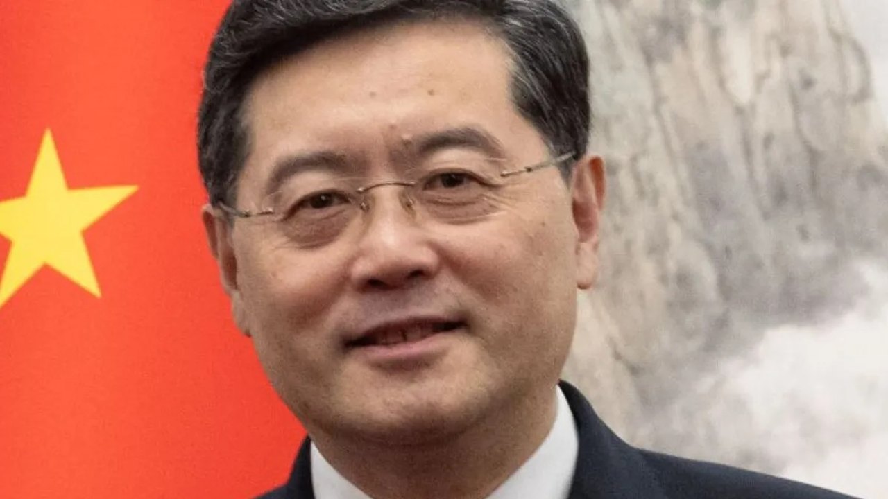 Após um mês desaparecido, chanceler da China é substituído por antecessor