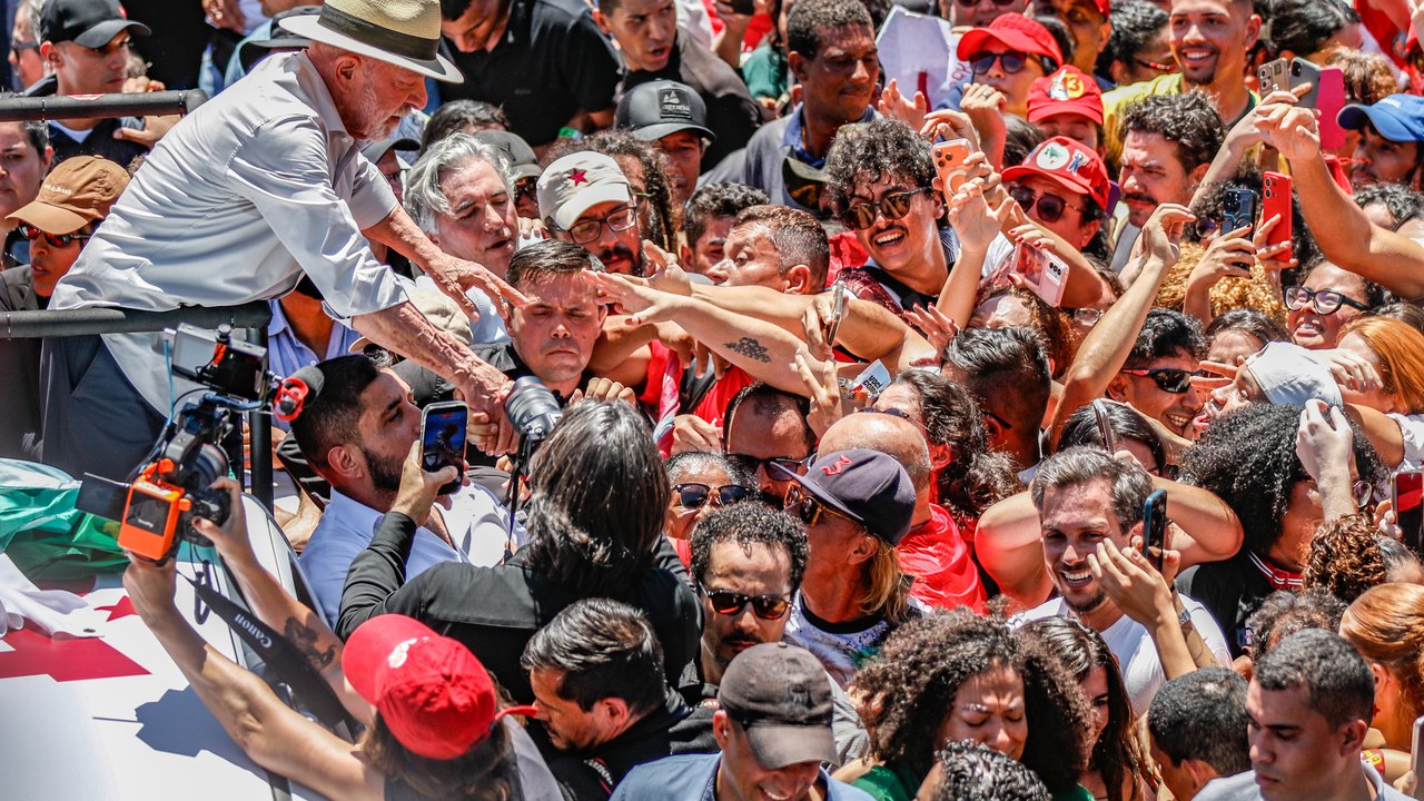Brasil não será governado por sócios do Banco Master, diz Lula em ato