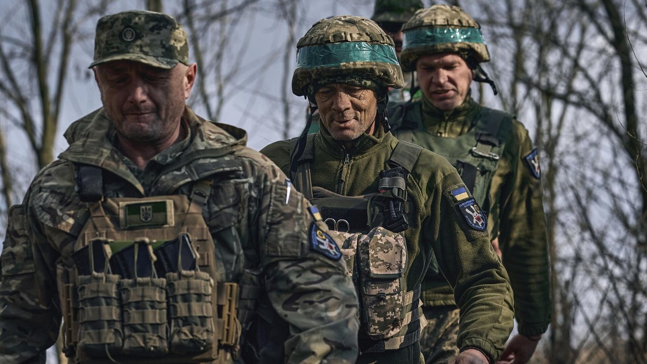 Zelensky pode perder exército em poucas horas se lançar ofensiva, alerta analista