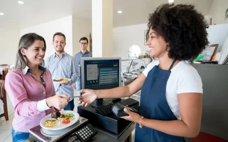 Confiança do comércio avança 1,6 ponto em abril e atinge 86,2, aponta FGV