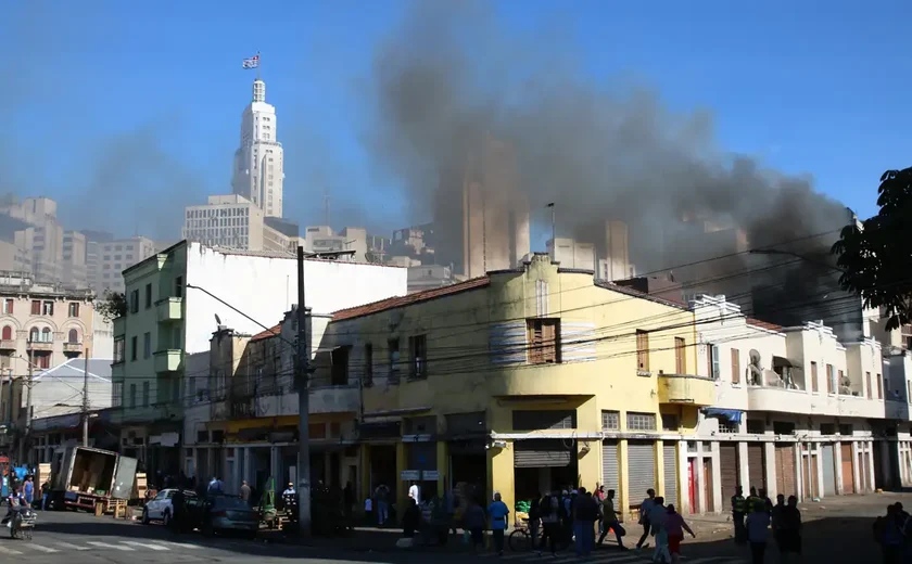Incêndio em fábrica de amendoim em SP já dura mais de 36 horas