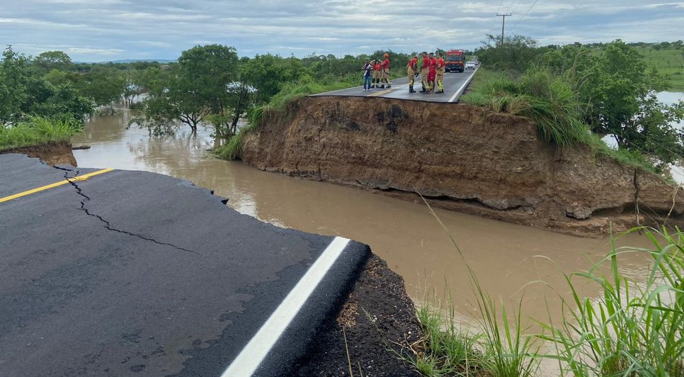 Cratera causa vítima fatal e queda de três veículos na Rodovia SE-290; VÍDEO