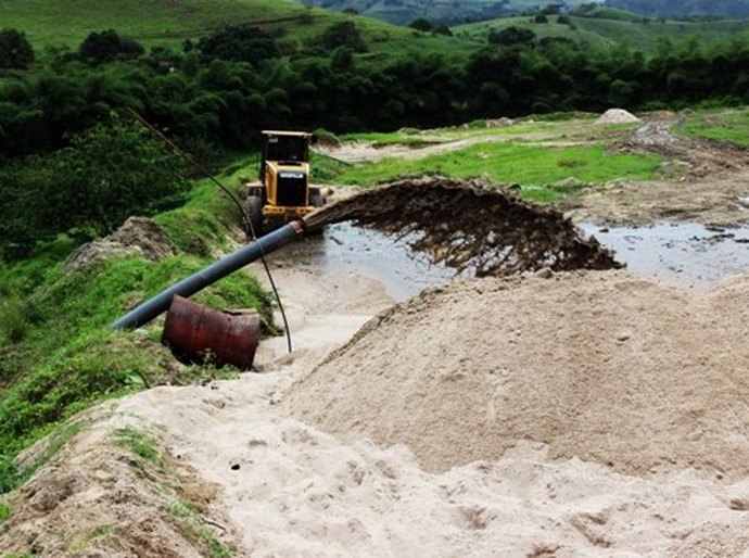 Fiscais interditam extração irregular de areia no rio Mundaú