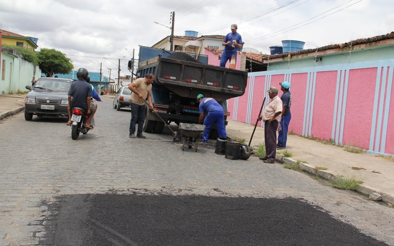 Prefeitura de Arapiraca retoma operação tapa-buracos pela cidade