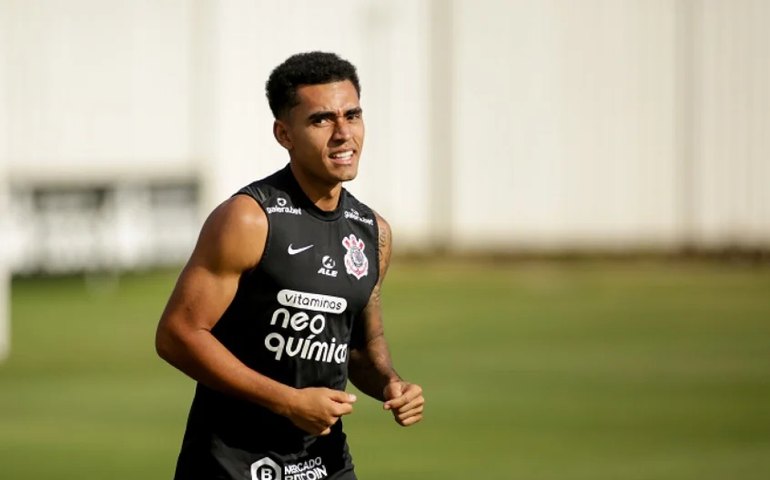 Du Queiroz revela evolução com Vítor Pereira e pede mais capricho ao Corinthians