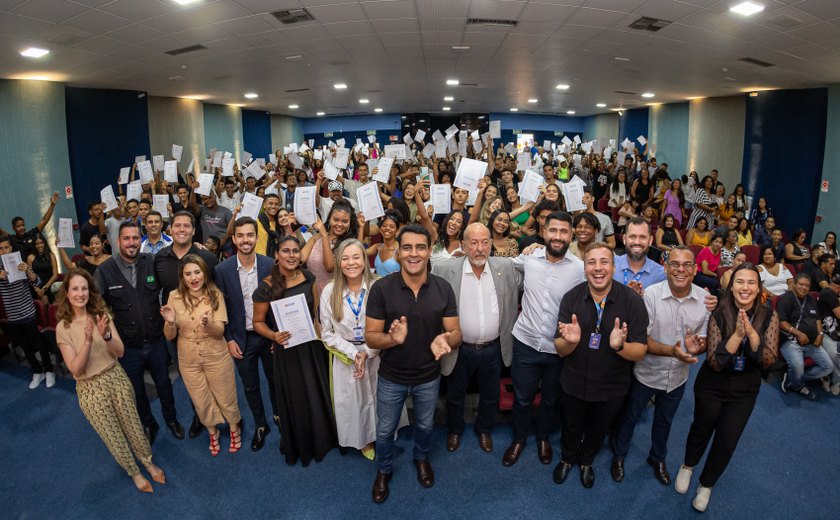 Prefeito JHC entrega certificados para mais de 700 maceioenses qualificados pelo Emprega Jovem