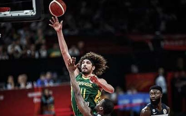 Curtindo nascimento da filha, Varejão revela desejo de jogar por mais um ano