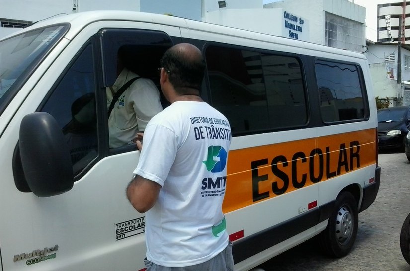 Ações educativas orientam motoristas no entorno de escolas de Maceió