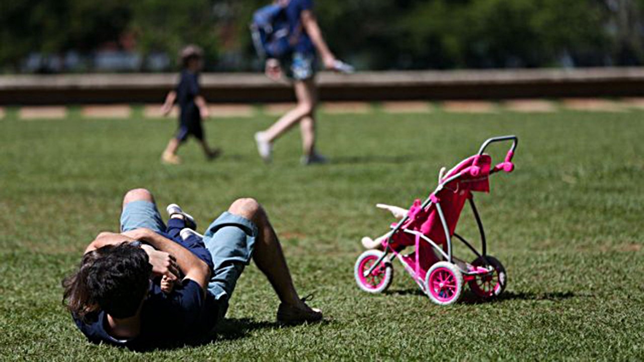 Pais estão menos presentes na criação dos filhos, aponta estudo