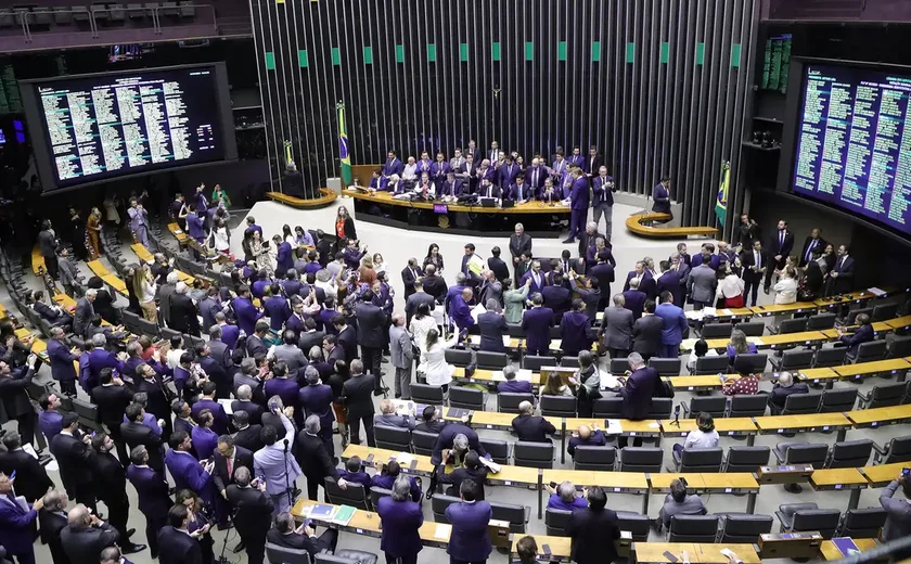 PEC da Anistia, que livra partidos de multas, é aprovada pela CCJ do Senado 