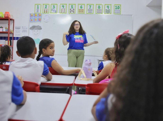 Crianças em Alagoas se tornam fluentes em inglês com programa pioneiro na educação pública