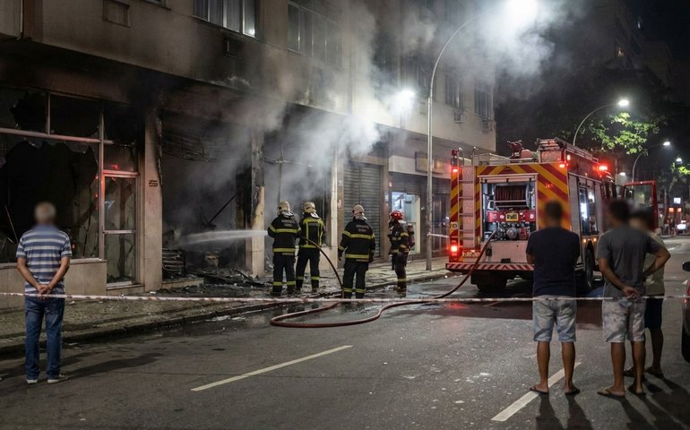 Incêndio em loja de motos elétricas deixa quatro feridos em Copacabana