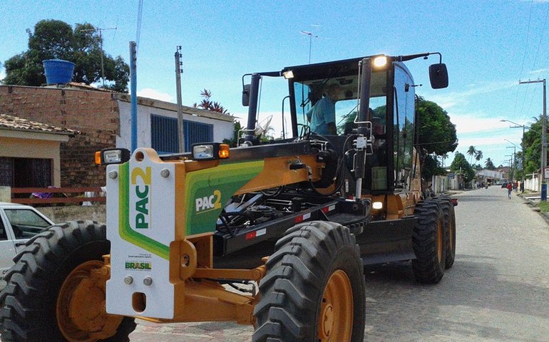 Prefeitura de Barra de Santo Antônio apresenta nova máquina patrol à população