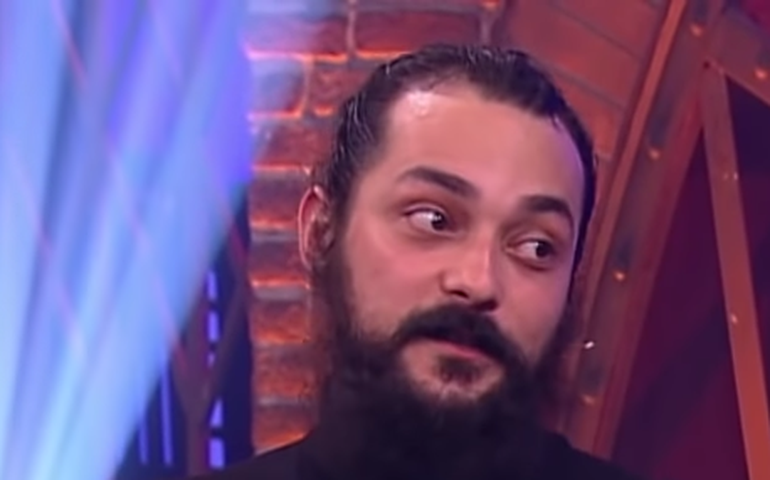 Eduardo Sterblitch flerta com IA e leva 'toco' ao vivo: 'Me mande um beijo molhado'