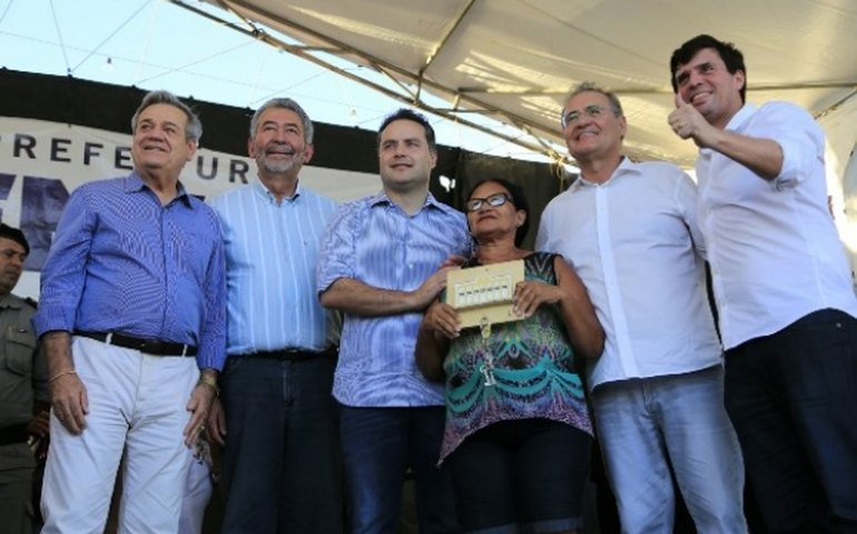 Renan Filho entrega 245 casas e destaca investimentos em Penedo