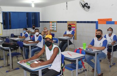 Interessados na Educação de Jovens, Adultos e Idosos da rede municipal ainda podem fazer matrícula