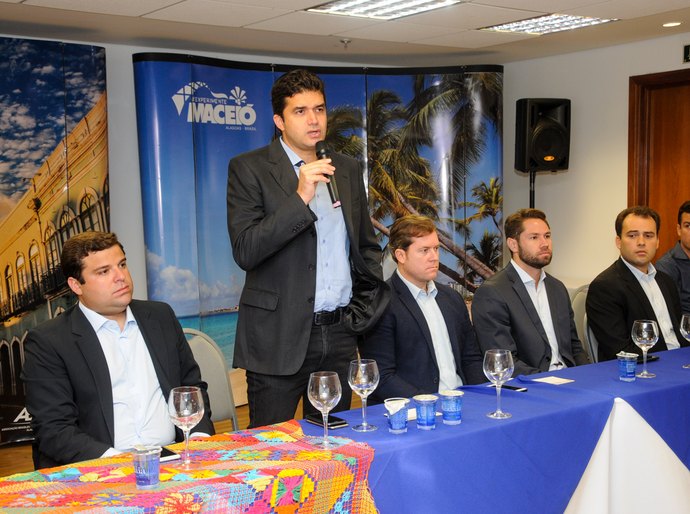 Prefeito Rui Palmeira autoriza construção de sete estações elevatórias