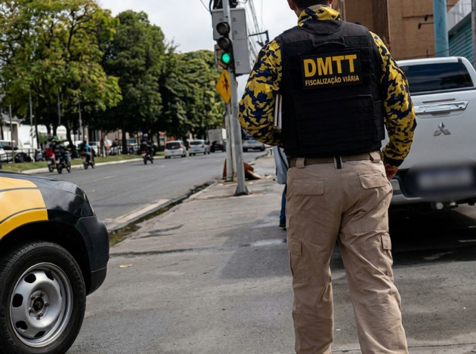 Veículo com dispositivos irregulares é abordado durante fiscalização do DMTT