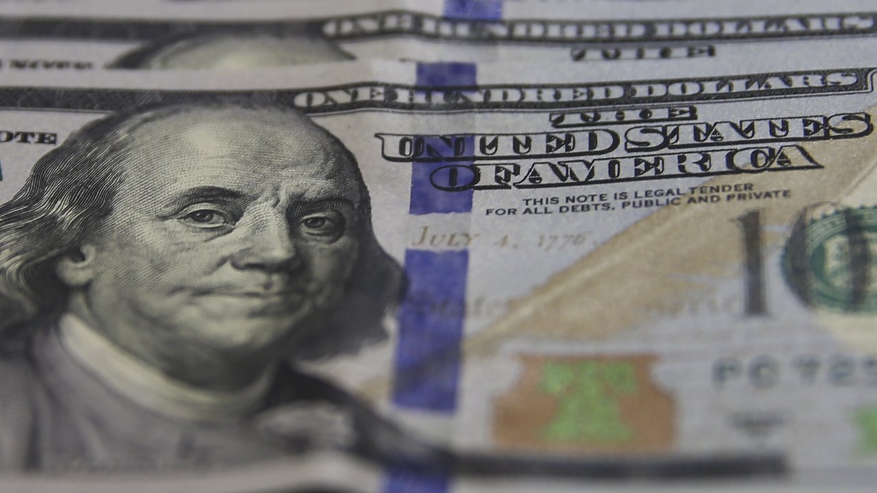 Dólar cai para R$ 5,07, no menor nível em um mês