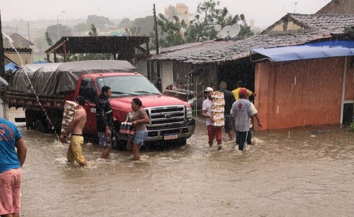 Moradores abandonam casas para fugir da inundação de rio em Quebrangulo Moradores abandonam casas para fugir da inundação de rio em Quebrangulo