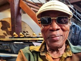 Milton Nascimento é internado com pneumonia e apresenta boa evolução clínica
