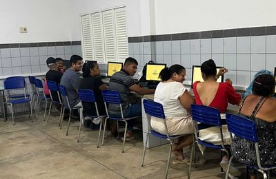 Projeto da Semed promove inclusão digital para estudantes da Educação de Jovens, Adultos e Idosos 