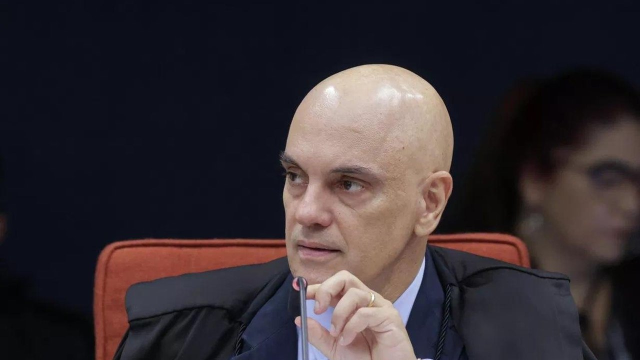 Moraes pede manifestação da PGR sobre visita de Flávio a Bolsonaro